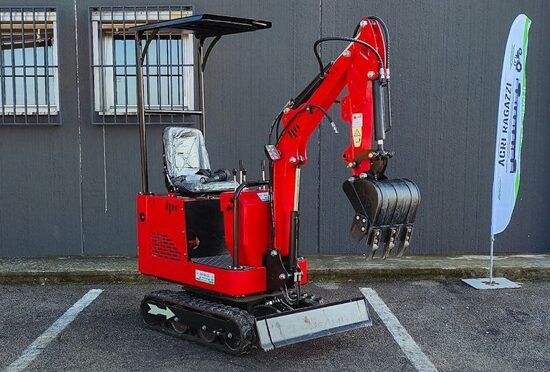 ESCAVATORE JPC PC-10: Cingolato, Con Tettuccio di Protezione, Solo 9h. di Lavoro, Quasi Nuovo! Motore KOOP da 12 CV, Velocità 5 km/h, Profondità di Scavo 1650 mm, Peso 1020 kg. Consegna in Tutta Italia. 